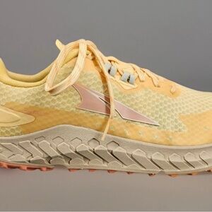 Altra Outroad Women’s Size 8 Yellow Orange